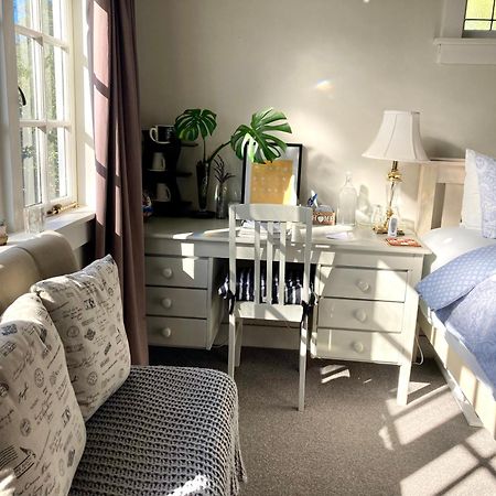 Spacious And Sunny Master Bedroom With Shared Bathrooms Auckland Dış mekan fotoğraf