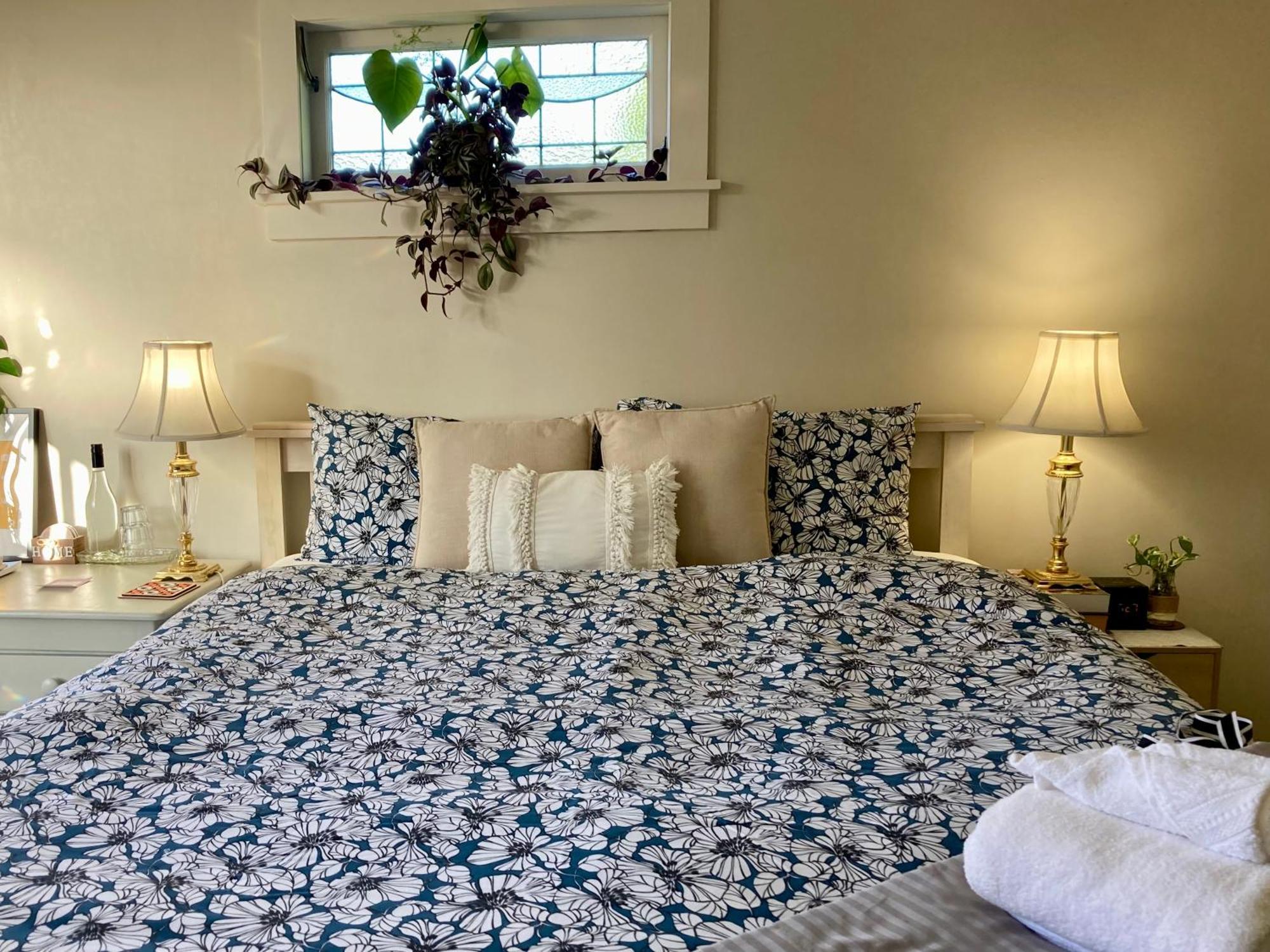 Spacious And Sunny Master Bedroom With Shared Bathrooms Auckland Dış mekan fotoğraf